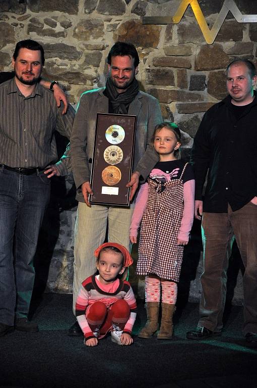 Valašskomeziříčíská kapela Docuku si ve čtvrtek 6. února 2014 převzala ocenění od vydavatelské společnosti Indies Happy Trails za 6000 prodaných CD v období 2004 – 2013.