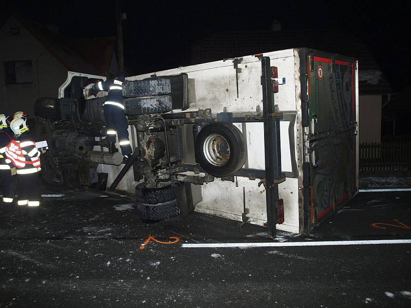 V Leskovci na Hornolidečsku se ve středu 8. února 2012 časně ráno střetlo osobní a nákladní auto. Viníkem nehody byla řidička osobáku, která v mikrospánku přejela do protisměru.  