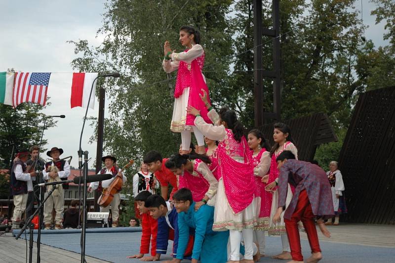 Centrem pozornosti milovníků folkloru se minulý týden stal Liptál. Už po čtyřicáté šesté se tu sešly folklorní soubory z celého světa.