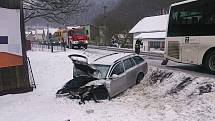 Srážka octavie a autobusu v Lužné na Vsetínsku, 17. 2. 2021