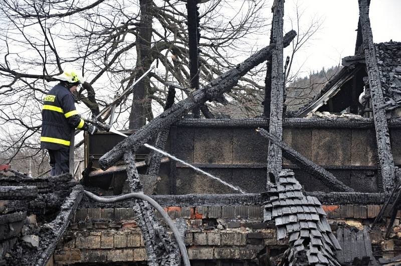 Hasiči dohašují rozsáhlý požár, který vážně poničil historickou budovy Libušína na Pustevnách postavenou podle architekta Dušana Jurkoviče; Pustevny, Prostřední Bečva, pondělí 3. března 2014.