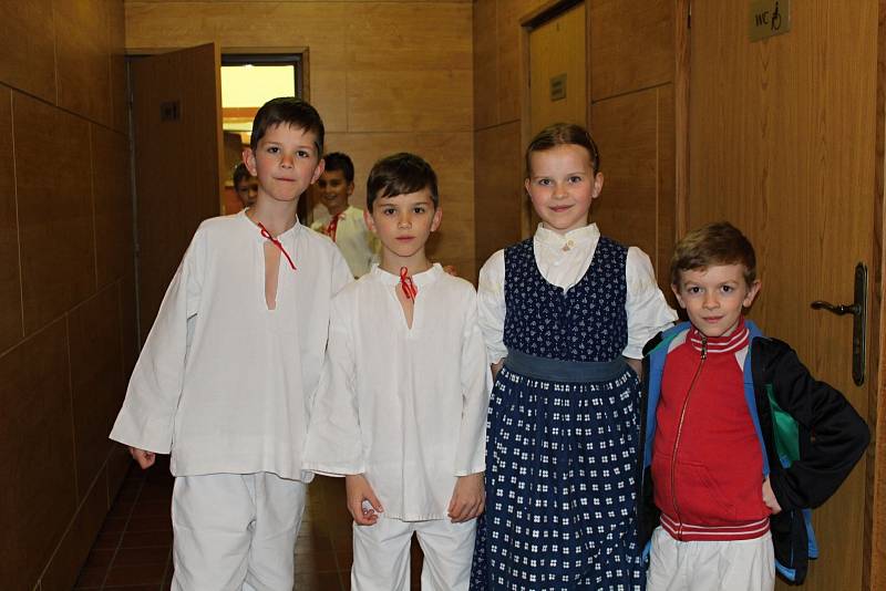 V Janíkově stodole v rožnovském Dřevěném městečku se v sobotu 29. dubna 2017 konala regionální přehlídka dětských valašských souborů.