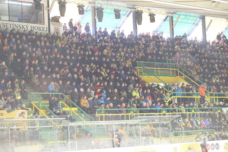 Hokejisté Vsetína (zelené dresy) se v neděli večer v rámci prvního finále Chance ligy na Lapači utkali s Jihlavou.