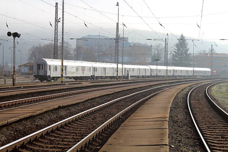 Protidrogový vlak, tak zvaný Revolution train, zastavil na své návštěvě po Valašsku i ve Vsetíně.