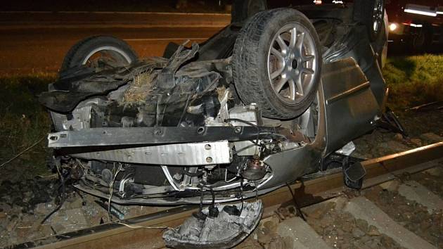 Toyota Corolla zůstala po nehodě v kolejišti. Poškodila i sloup trakčního vedení; Vsetín, středa 14. září 2016