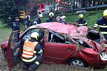 Záchranáři zasahují v pátek 30. září 2022 u dopravní nehody osobního vozu Škoda u Branek na Valašskomeziříčsku.