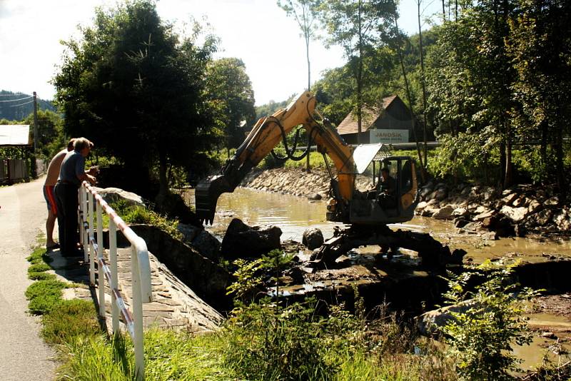 Pracovníci Povodí Morava upravují v Lužné břeh Senice. Zároveň čistí také říční koryto od nánosů.