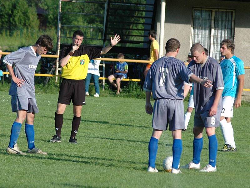 V utkání 1. B třídy vyhrála domácí Choryně (šedé dresy) nad Prostřední Bečvou 2:1. 