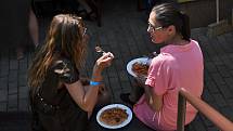 K dobrému festivalu patří také dobré jídlo a pití. Nejinak tomu bylo v sobotu 24. července 2021 na 26. ročníku festivalu Amfolkfest v Pulčíně u Francovy Lhoty.