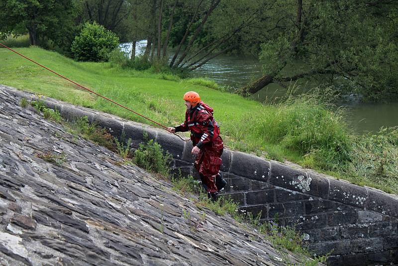 Hovězský splav na 28 km řeky Bečvy 23. června 2020 v 11.30. Zhruba 19 hodin předtím tu utonuli dva vodáci, které vtáhl proud pod splav. Lodní vak vytáhli hasiči druhý den před polednem.