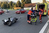 Záchranáři zasahují ve čtvrtek 4. srpna 2022 ráno u dopravní nehody osobního automobilu a skútru v Ústí na Vsetínsku.
