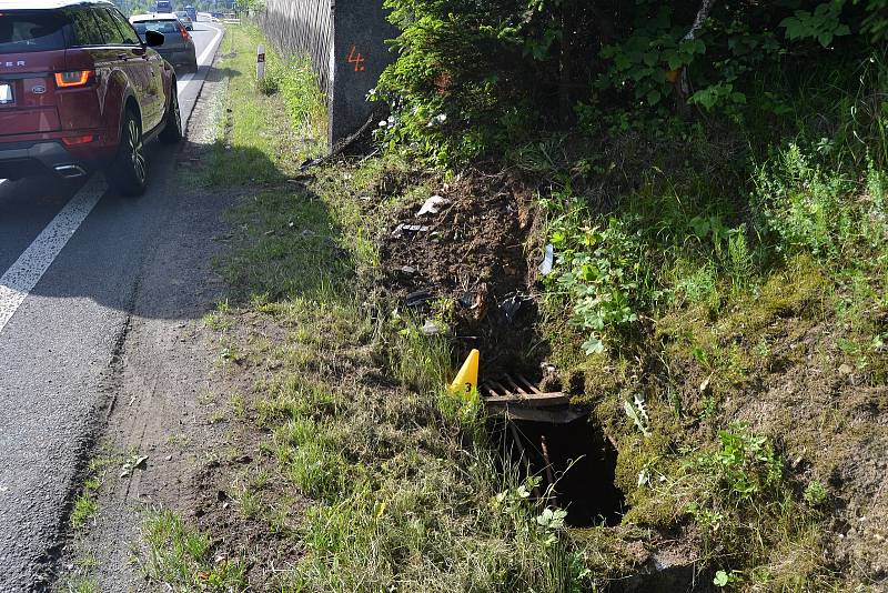 Řidička z Valašského Meziříčí převrátila svoje auto na střechu. Za havárii může hmyz, který ženě vletěl do auta a po kterém se ohnala.