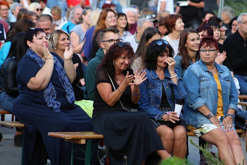 Ve Vsetíně začala 11. září 2020 tradiční akce Valašské Záření. Letošní 22. ročník provází kvůli COVID zpřísněná hygienická pravidla.