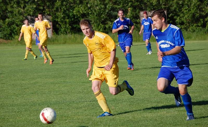 Fotbalisté Velkých Karlovic (žluté dresy) sice prohráli ve Fryštáku (2:3), ale slaví postup do divize. 