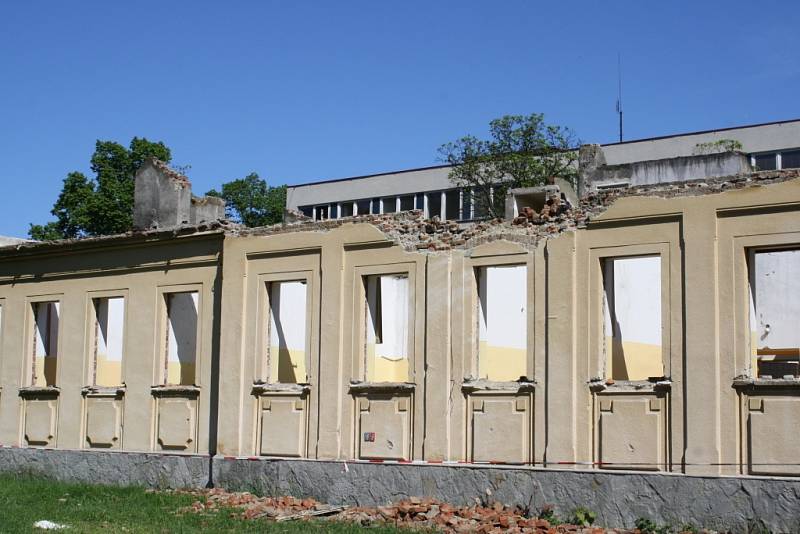 Demoliční práce ve Vsetínské nemocnici se dostávají do poslední fáze, kdy nastupuje těžká technika.