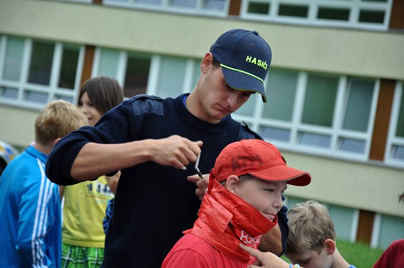 Žáci základní školy v Jablůnce prožili ve čtvrtek 28. června 2012 Den mimořádných událostí: prohlédli si a také vyzkoušeli hasičské vybavení a výstroj.