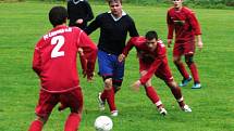 Fotbalisté Lhotky nad Bečvou (červené dresy) si předehrávali zápas prvního jarního kola a v domácím prostředí porazili Střítež nad Bečvou 1:0 brankou v poslední minutě zápasu. 