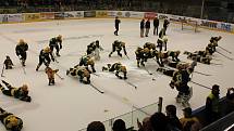Třetí a rozhodující utkání finálové série II. hokejové ligy - skupiny Východ mezi domácím VHK Robe Vsetín (zelenožluté dresy) a HC Torax Poruba