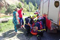 Záchranáři zasahují v pátek 25. srpna 2023 u vyhlídky u Horní Bečvy, kde se po ztrátě vědomí a pádu na kameny zranila žena.