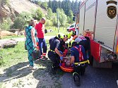 Záchranáři zasahují v pátek 25. srpna 2023 u vyhlídky u Horní Bečvy, kde se po ztrátě vědomí a pádu na kameny zranila žena.