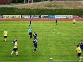 Fotbalisté Valašského Meziříčí (modré dresy) ve 24. kole divize E hráli se Skašticemi 2:2.