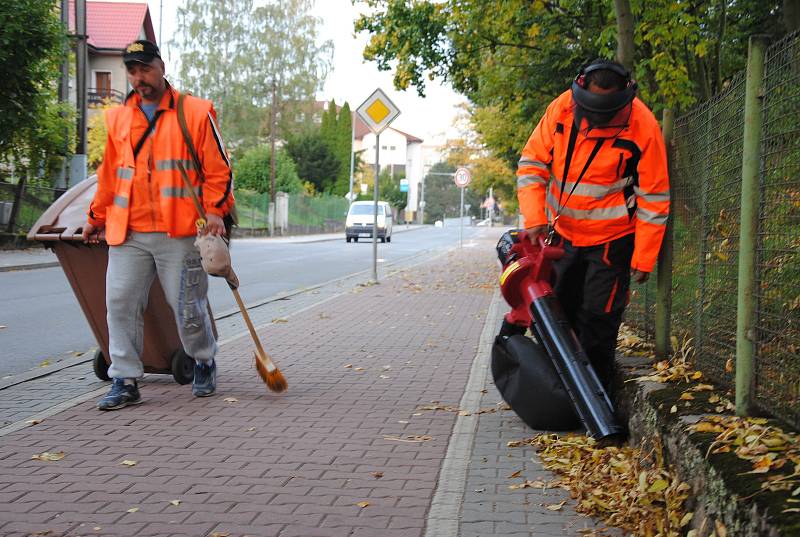 Pracovníci Technických služeb Valašské Meziříčí využívají nové stroje na úklid spadaného listí a jehličí; říjen 2017