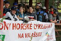 Pátý ročník nočního cyklistického přejezdu Javorníků. Většina účastníků startovala u železniční stanice ve Velkých Karlovicích (11.7.09)