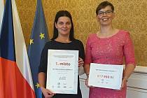Místostarostka Vsetína Simona Hlaváčová (vpravo) převzala v září ve Valdštejnském paláci v Praze ocenění a šek za úspěšný projekt Vsetín pro rodinu.