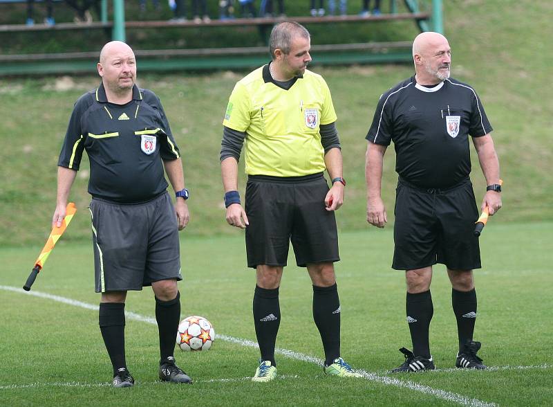 Fotbalisté Vigantic (v černém) se rozloučili s podzimní části I. A třídy skupiny A v derby s Rožnovem pod Radhoštěm přesvědčivou výhrou 5:0. Lví podíl na ni měli největší hvězdy Vigantic Milan Baroš a René Bolf, kteří dali po jedné brance, domácí útočník 