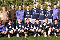 V době úspěšné výsledkové činnosti se o příznivce ve fotbalových Valašských Příkazů nemuseli obávat – kolektivní foto 2006, kdy si zapsalo finálové utkání krajského poháru.