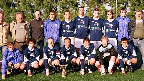 V době úspěšné výsledkové činnosti se o příznivce ve fotbalových Valašských Příkazů nemuseli obávat – kolektivní foto 2006, kdy si zapsalo finálové utkání krajského poháru.