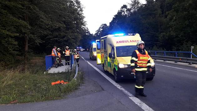 Při tragické dopravní nehodě u Lidečka zahynul v pátek 9. srpna 2019 v hořícím voze jeden člověk. Pro další tři zraněné letěly na místo dva vrtulníky zdravotnické záchranné služby.