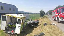 V Zubří bourala sanitka s osobním autem. Na místo byl povolán vrtulník letecké záchranné služby.