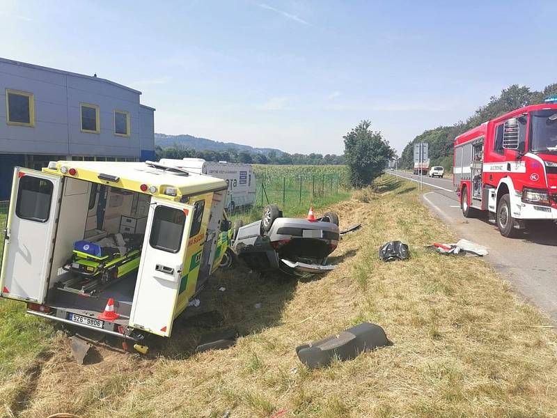 V Zubří bourala sanitka s osobním autem. Na místo byl povolán vrtulník letecké záchranné služby.