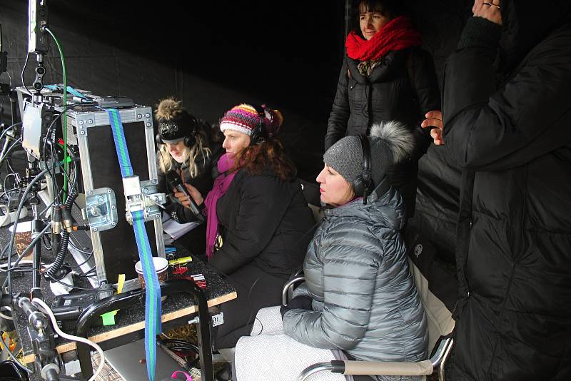Herci a filmaři dokončili natáčení valašské pohádky Největší dar. V pátek 17. ledna 2020 dotáčeli v Podlesí záběry pro promo videa. Režie se ujaly Daria Hrubá (uprostřed) a Marta Gerlíková (sedící vpravo).