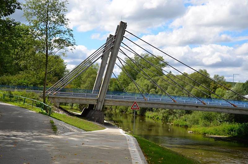 Nový úsek Cyklostezky Bečva pod hrachoveckým mostem ve Valašském Meziříčí je od středy 26. července 2017 v provozu. Sto sedmdesát metrů dlouhý úsek vyšel na 2,7 milionu korun.