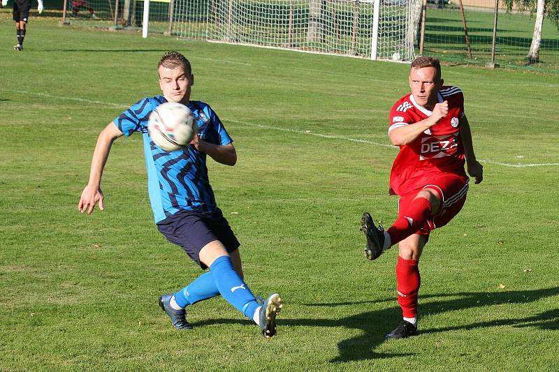 Fotbalisté Valašského Meziříčí (v červených dresech) prohráli na hřišti ve Všechovicích 0:2.