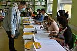 Lidé hlasují ve volbách do Poslanecké sněmovny Parlamentu České republiky ve volebním okrsku č. 8 v Základní škole Trávníky ve Vsetíně; pátek 8. října 2021