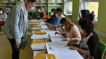 Lidé hlasují ve volbách do Poslanecké sněmovny Parlamentu České republiky ve volebním okrsku č. 8 v Základní škole Trávníky ve Vsetíně; pátek 8. října 2021