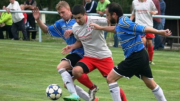 Fotbalisté Zašové (modré dresy) doma porazili Hovězí 1:0. 