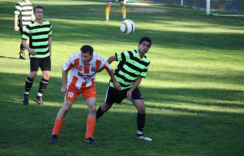 Svatováclavská středa v Kelči nabídla dohrávku III. třídy, ve které domácí rezerva přivítala v derby zápase Police (oranžovobílé dresy) . Po celý zápas měli domácí Sršni převahu, vyhráli 4:1. 