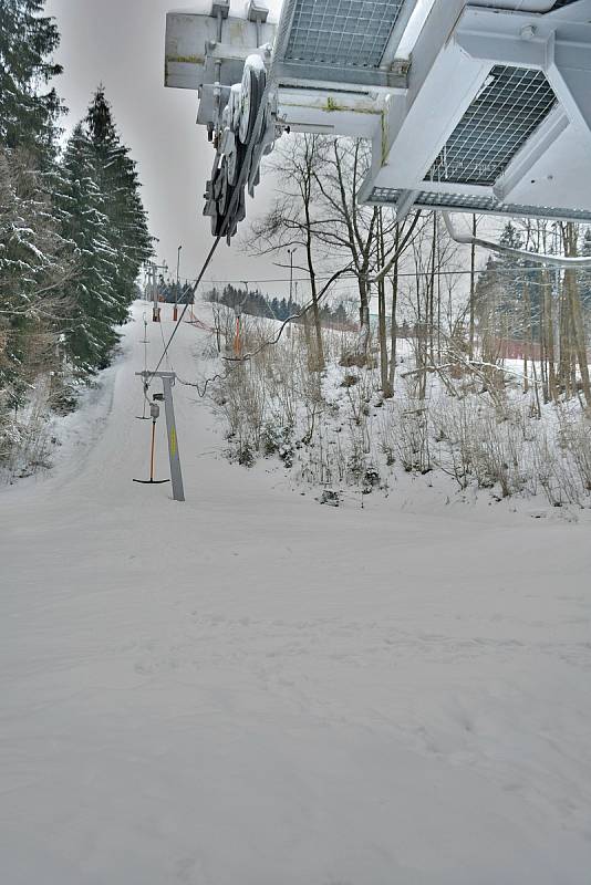 V sezoně 2020/2021 se ve Skiareálu Karolinka lyžovalo pouhých osm dní. Vládní opatření proti covidu donutily provozovatele areál zavřít.