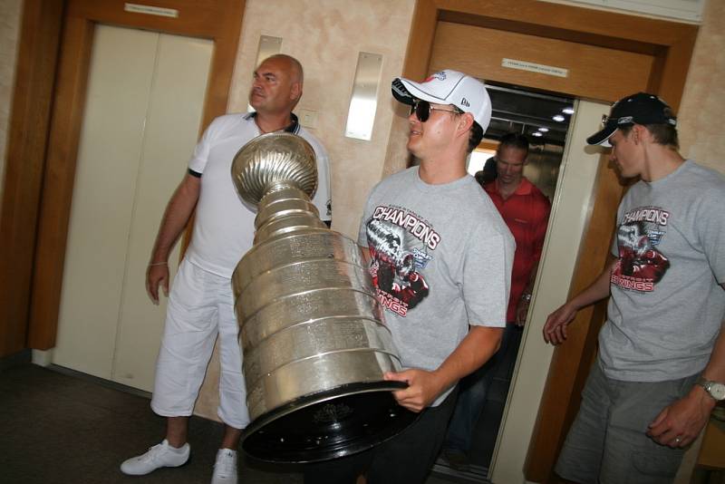 Slavnou trofej Stanley Cup přivezl ve čtvrtek do Vsetína hokejista Jiří Hudler. Na oslavě nechyběli ani Dominik Hašek a slovenský hokejový útočník Tomáš Kopecký