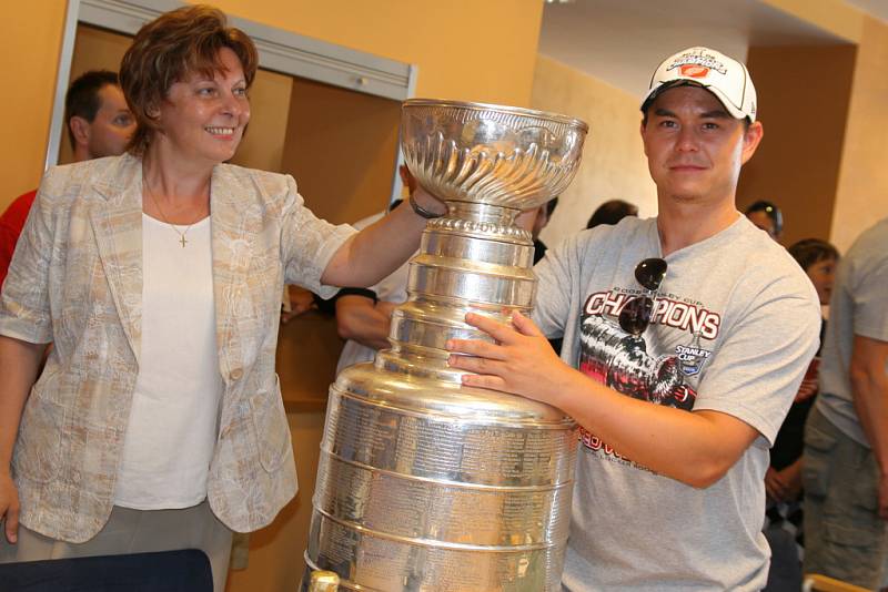 Slavnou trofej Stanley Cup přivezl ve čtvrtek do Vsetína hokejista Jiří Hudler. Na oslavě nechyběli ani Dominik Hašek a slovenský hokejový útočník Tomáš Kopecký