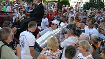 Slavnou trofej Stanley Cup přivezl ve čtvrtek do Vsetína hokejista Jiří Hudler. Na oslavě nechyběli ani Dominik Hašek a slovenský hokejový útočník Tomáš Kopecký
