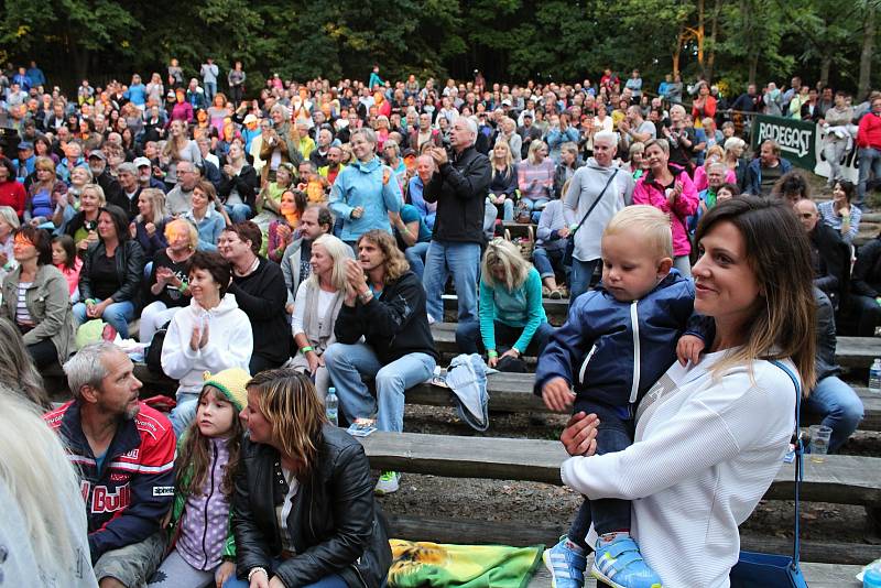 Tahákem sobotního festivalu, na který dorazilo téměř osm set návštěvníků, byla vokální formace 4Tet s Jiřím Kornem.