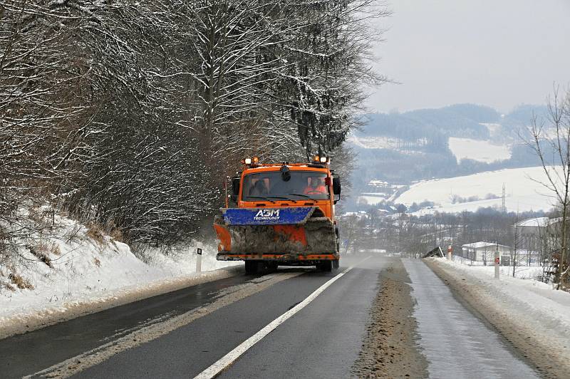 Silnice v Ratiboři na Vsetínsku byly v pondělí dopoledne mokré se zbytky rozježděného sněhu; pondělí 8. února 2021