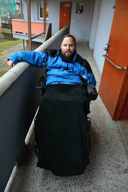 Tomáš Hajda ze Vsetína dojíždí do práce na invalidním vozíku každý den za každého počasí. Počátkem února 2021 odolával nízkým teplotám.