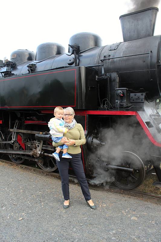 Oslavit 110 let železniční trati Vsetín - Velké Karlovice přišly v sobotu 1. září stovky lidí. Lákal parní Matěj i motorový Hurvínek.