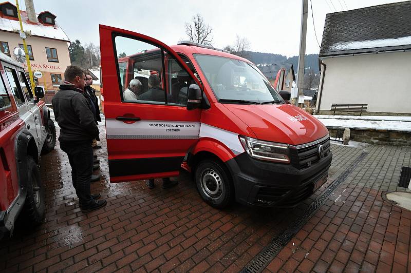 Dobrovolní hasiči ze Zděchova převzali v pátek 19. února 2021 nový osmimístný dopravní automobil Volkswagen Crafter.